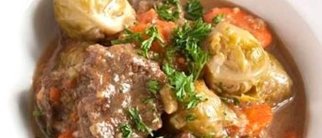 Тушеная говядина с брюссельской капустой