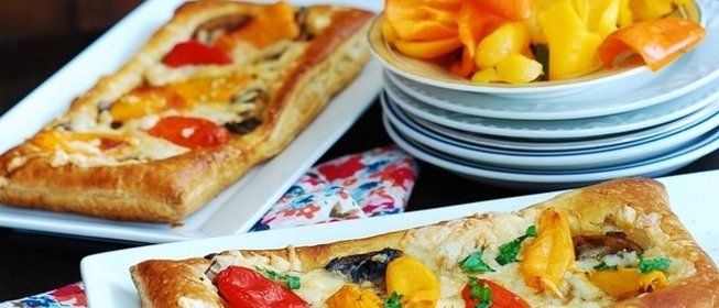 Пицца с моцареллой и грибами