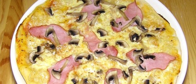 Пицца с ветчиной и шампиньонами