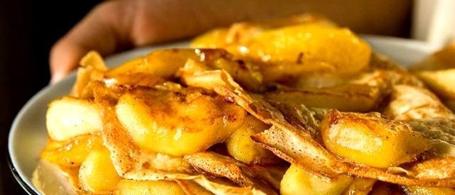 Карамельные блинчики с яблоками