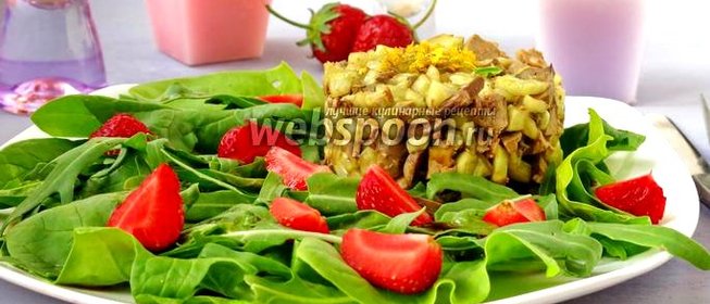 Салат с куриной печенью и клубникой