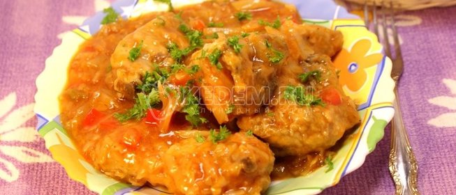 Салат из курицы с фруктами и орехами