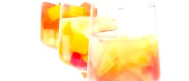 Персиковый кулер с белым вином