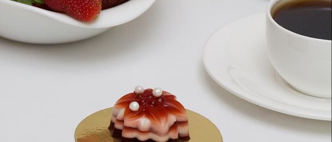 Сливочный кофейно-клубничный десерт