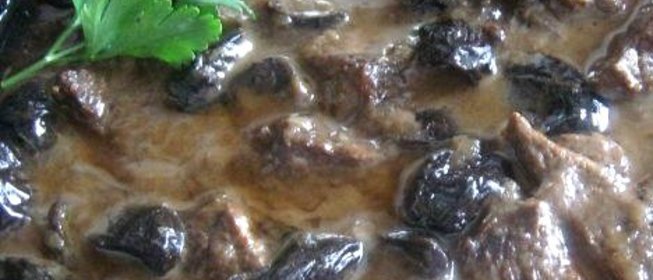 Говядина, тушеная с черносливом