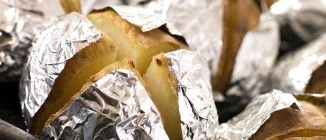 Ароматный картофель с луком в фольге на гриле