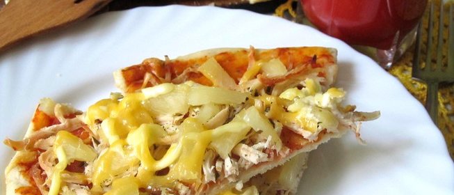 Пицца с курицей и ананасами