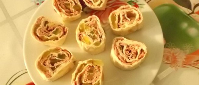 Рулет из лаваша с ветчиной и виноградом