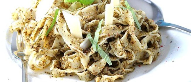 Лингвини с песто из рукколы и пекана