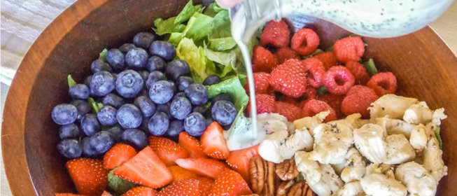 Американский ягодный салат с курицей