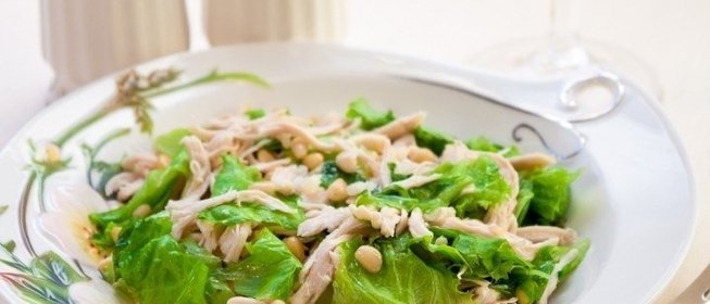Салат с курицей и кедровыми орешками