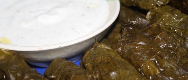 Долма из молодых виноградных листьев с начинкой из смешанного фарша