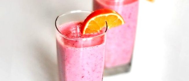Фруктовый смузи в блендере