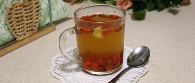 Чай с ягодами годжи, имбирём и мёдом