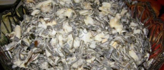 Простой салат из консервированной морской капусты