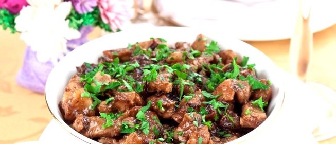 Свинина с черносливом, тушенные в пиве