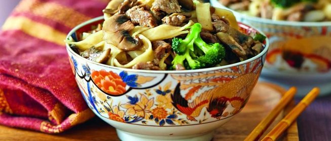 Говядина с лапшой и овощами по-китайски