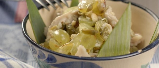 Куриный салат с виноградом и фундуком