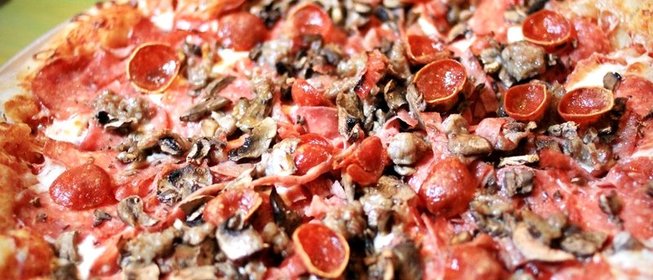 Пицца с грибами и колбасой