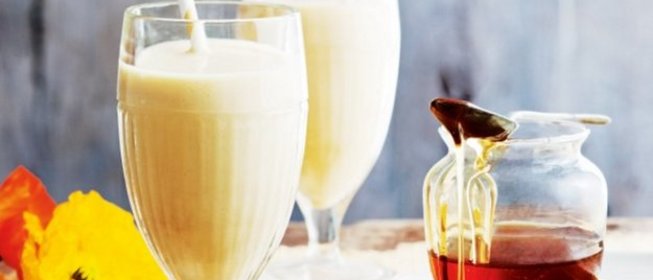 Смузи с манго, миндалем и медом