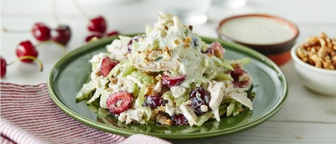 Салат из курицы с эстрагоном и черешней
