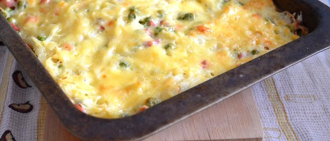 Макаронная запеканка с колбасой и зеленым горошком
