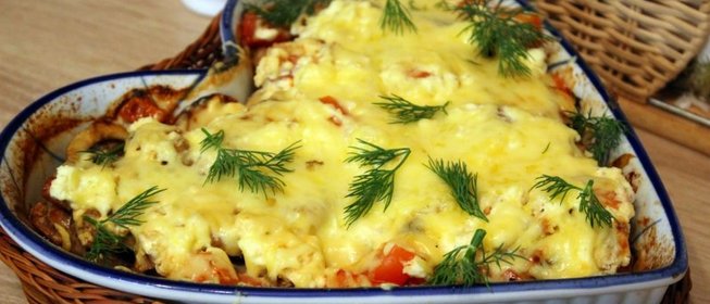 Свинина с грибами и сметаной под сырной корочкой