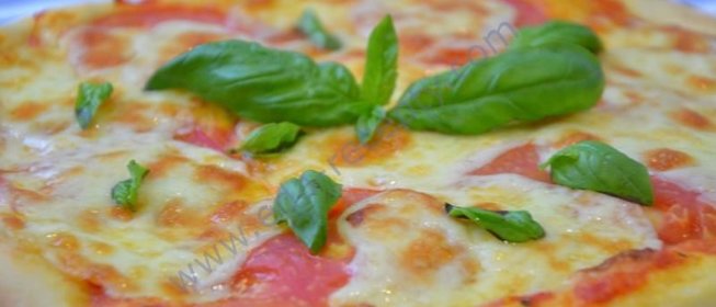 Классическая итальянская пицца Маргарита с моцареллой и помидорами