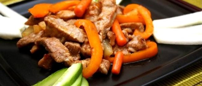 Свинина в кисло-сладком соусе с ананасами