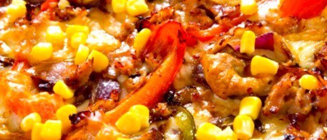 Пицца с цукини, курицей и кукурузой