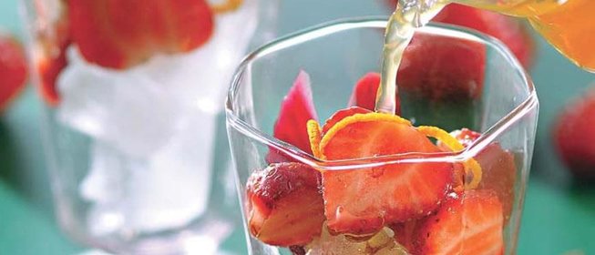 Компот из ревеня и клубники