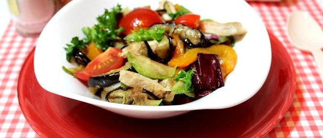 Салат с курицей и овощами гриль