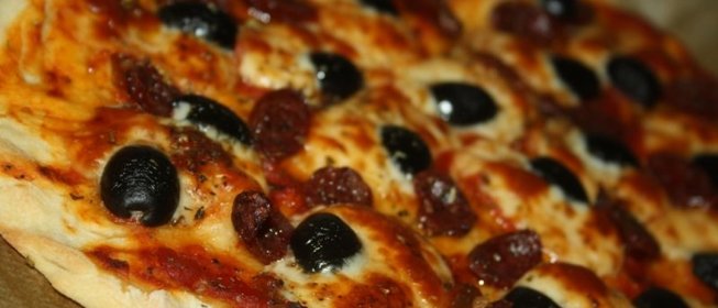 Быстропицца с охотничьими колбасками и сулугуни