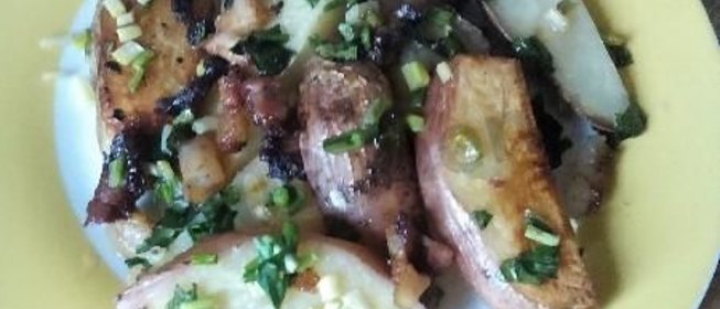 Картошка запечённая в духовке с копчёностями и черемшой