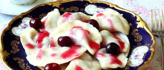 Вареники с вишней и вишневым соусом