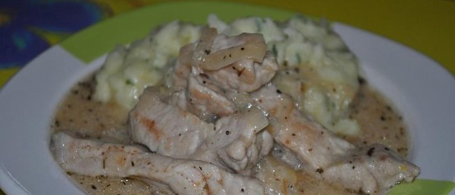 Свинина под сметанным соусом