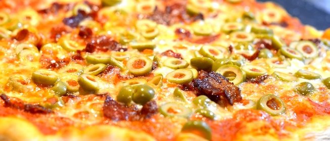 Пицца с оливками и колбасой