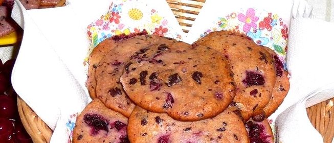 Творожное печенье с вишней и шоколадом