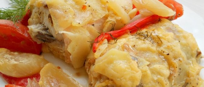 Рыба запеченная в картофельной чешуе с овощами