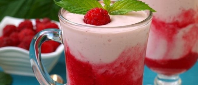 Коктейль на ряженке с творогом и малиной