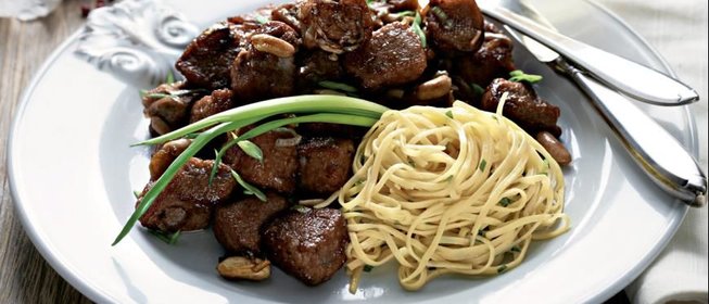 Свинина и баклажаны, жаренные с арахисом и пореем