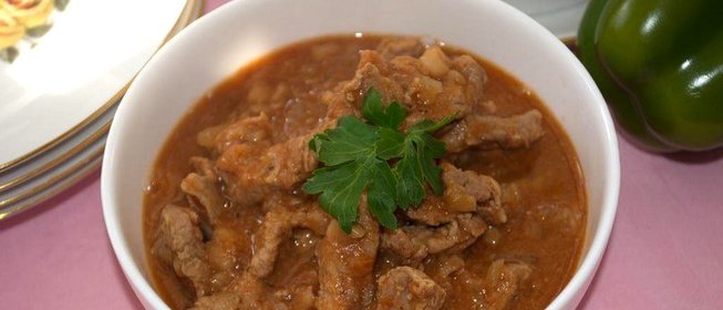 Говядина тушеная с томатом и фасолью