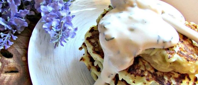 Кабачковые оладьи с козьим сыром и йогуртовым соусом