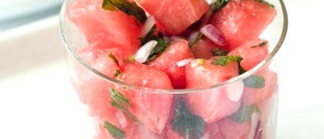 Арбузная сальса с красным луком и перцами халапеньо