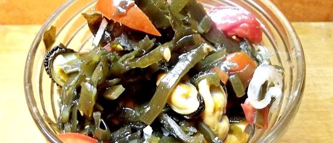 Салат из морской капусты с морепродуктами