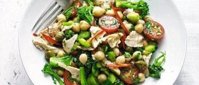 Салат с тунцом, брокколи и нутом