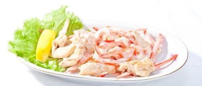 Салат с курицей и мясом краба