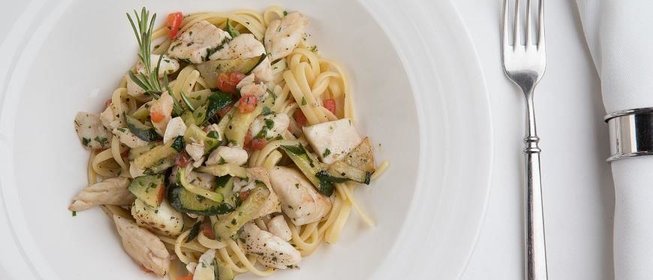 Лингвини с сибасом и цукини под соусом «Белое вино» и конкасе томатов