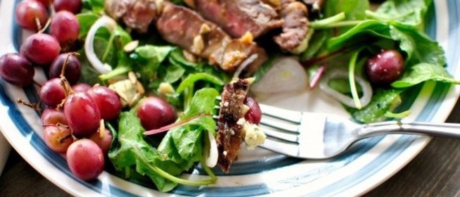 Салат с сыром и виноградом