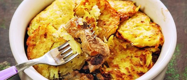 Свинина с драниками, томленная в горшке